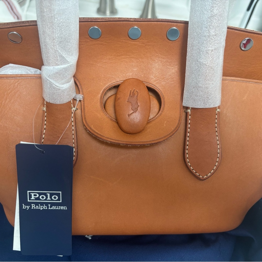 Chic Tan Leather Tote Bag - Picture 4 of 4